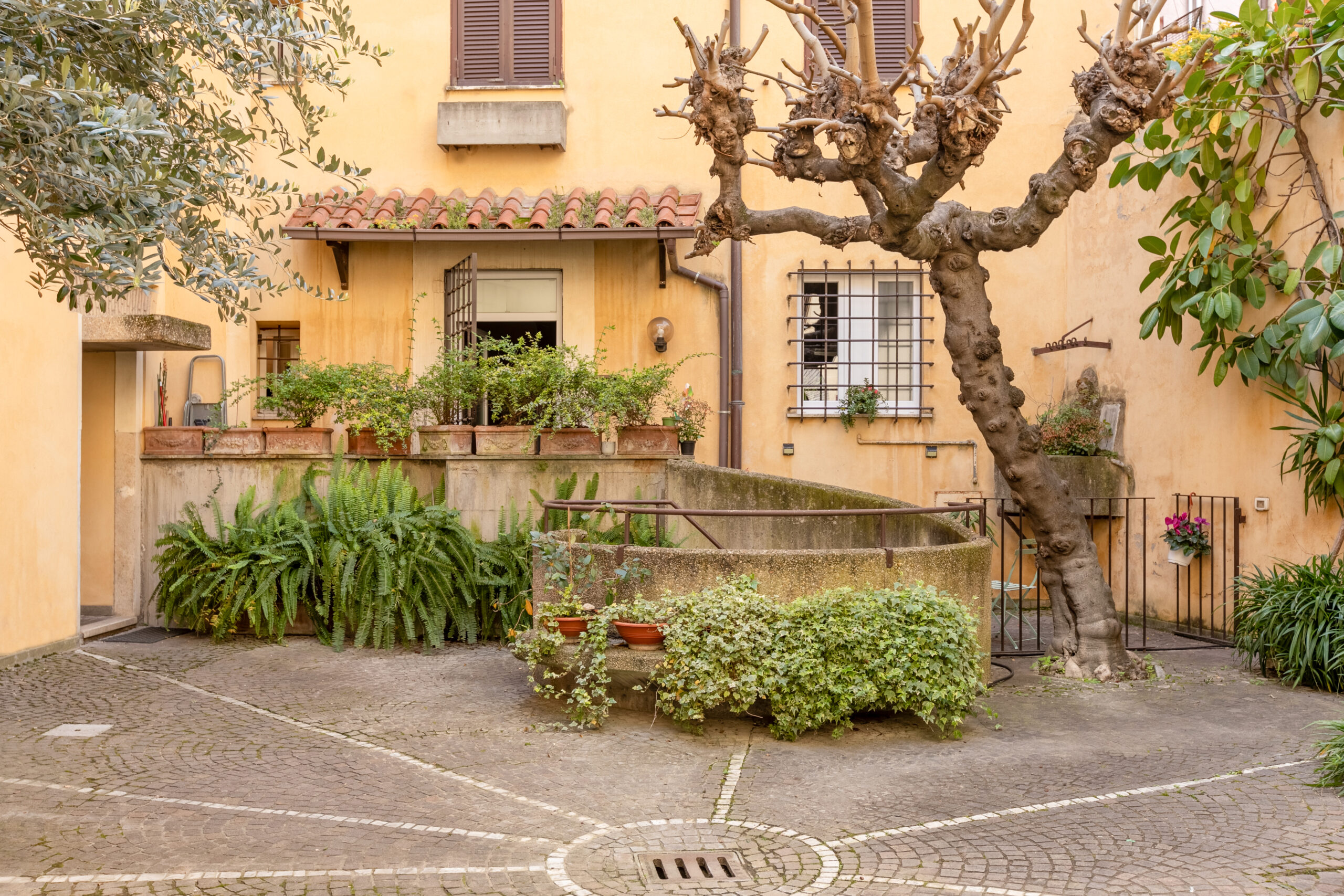 Private courtyard patio at Quiet Trevi Fountain Apartment in Rome