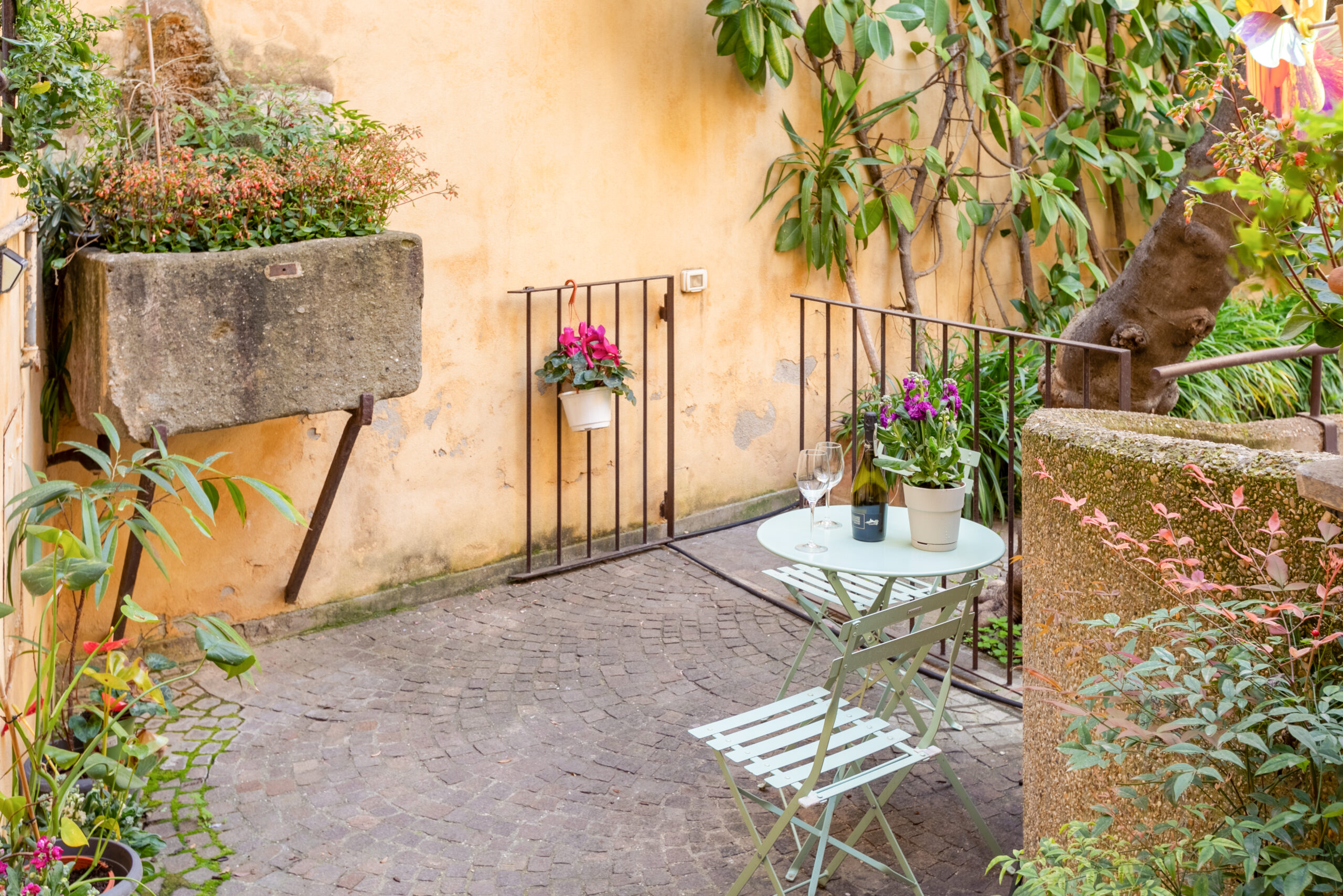 Private courtyard patio seating area near Trevi Fountain, Rome apartment