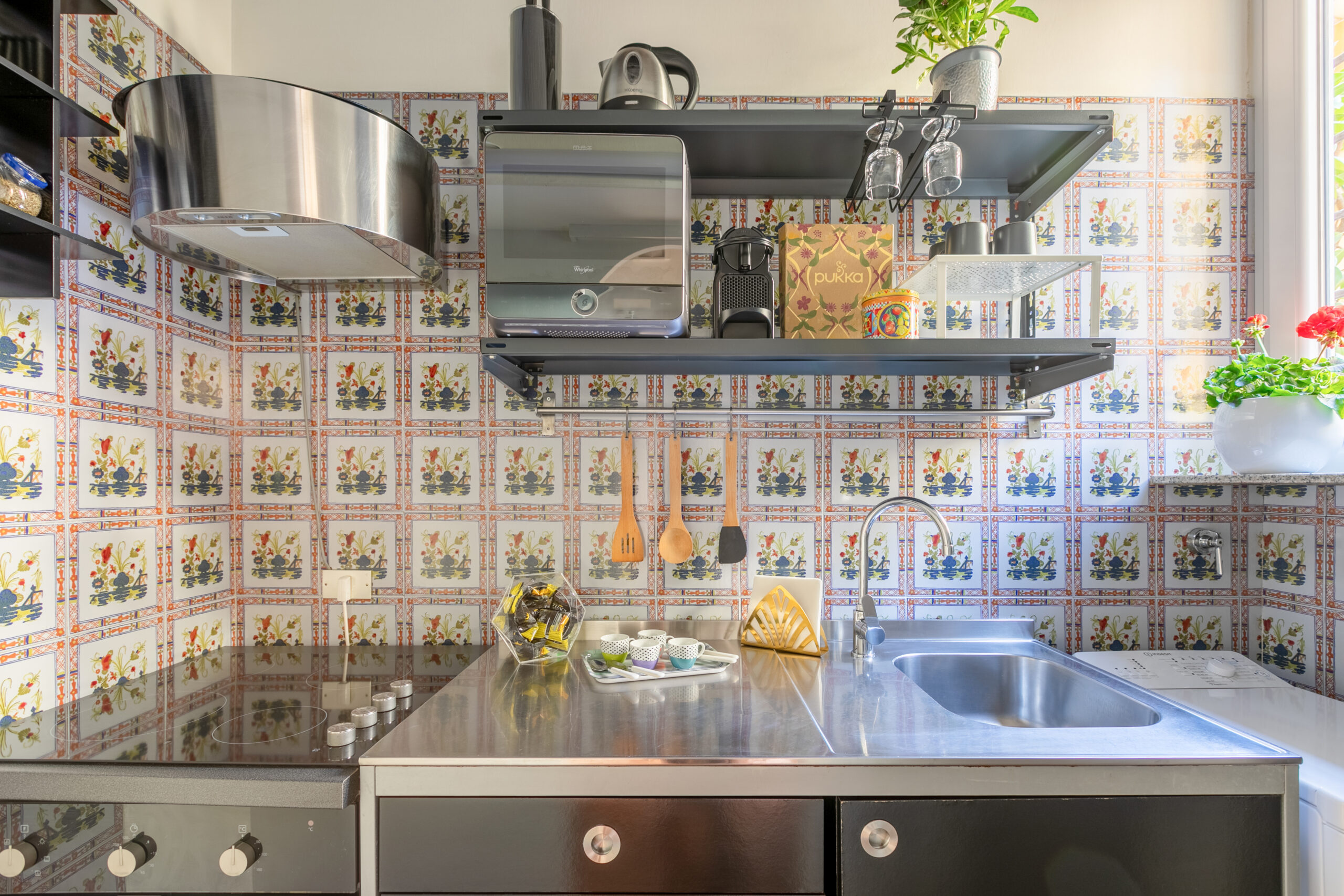 Fully equipped kitchen near Trevi Fountain, Rome apartment