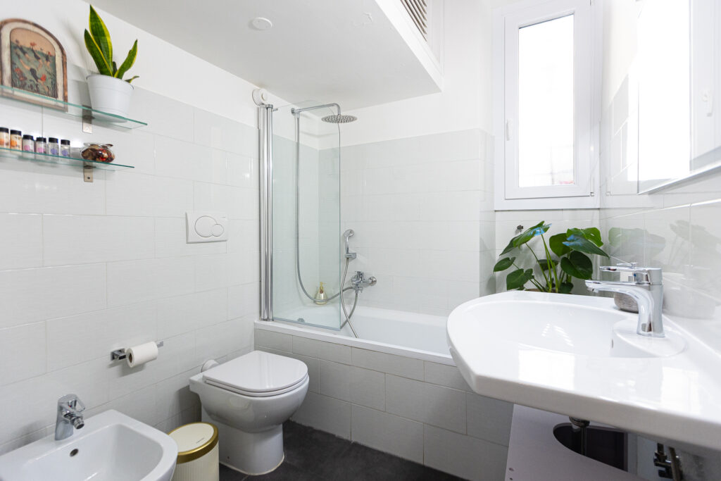 Bathroom with bathtub, shower, bidet and washbasin